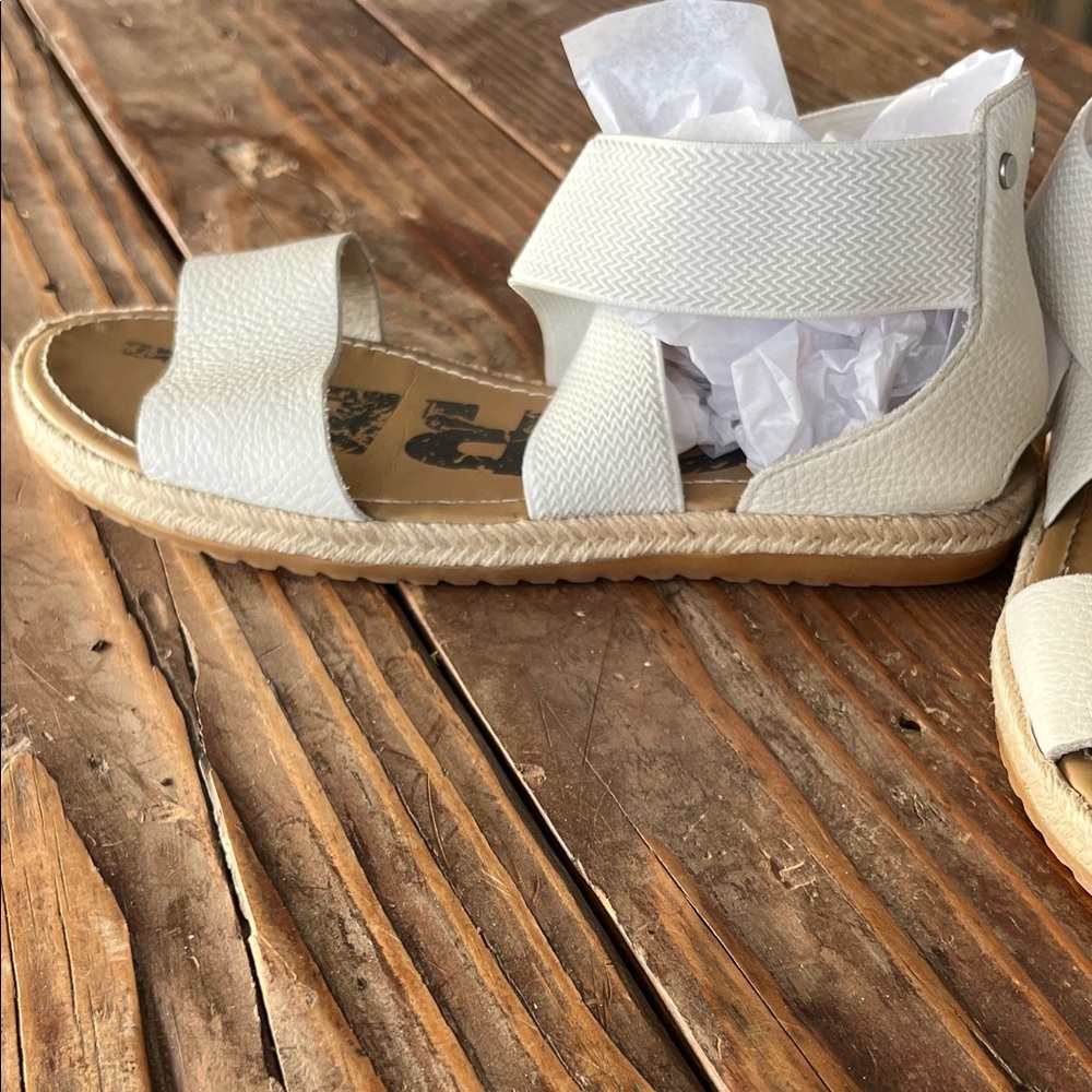 Sorel White Sandals - Picture 4 of 4
